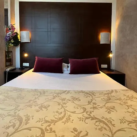 L'hotel Le Cheval Noir ホテル 3*